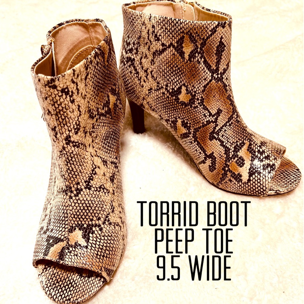 Torrid black beige snake skin peep toe heel boot side zip tassels Sz 9.5 wide